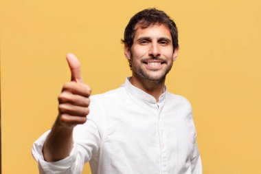 Genç, yakışıklı Hintli adam. Mutlu ve şaşırmış ifade