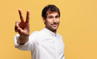 Genç, yakışıklı Hintli adam. Zaferi kazanan gibi kutluyoruz.