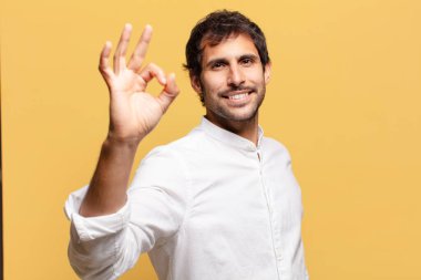 Genç, yakışıklı Hintli adam. Mutlu ve şaşırmış ifade