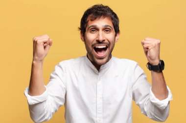 Genç, yakışıklı Hintli adam. Zaferi kazanan gibi kutluyoruz.