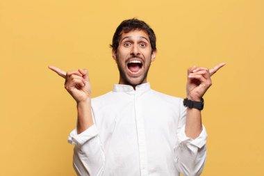 Genç, yakışıklı Hintli adam. Zaferi kazanan gibi kutluyoruz.