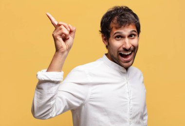 Genç, yakışıklı Hintli adam. Zaferi kazanan gibi kutluyoruz.