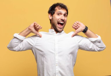 Genç ve yakışıklı Hintli adam mutlu ve gururlu