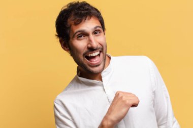 Genç ve yakışıklı Hintli adam mutlu ve gururlu