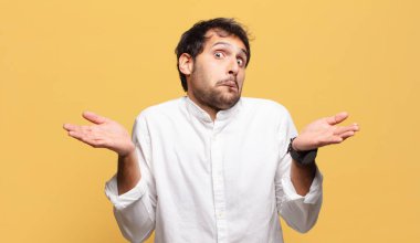 Genç, yakışıklı Hintli adam korkmuş ve kafası karışmış.