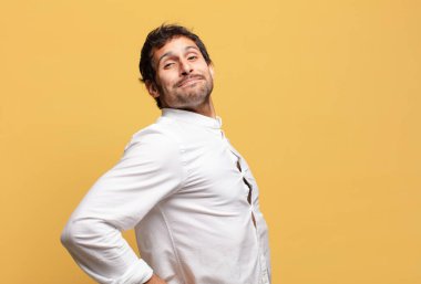 Genç ve yakışıklı Hintli adam mutlu ve gururlu