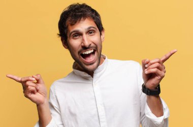 Genç, yakışıklı Hintli adam. Zaferi kazanan gibi kutluyoruz.