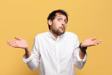 Genç, yakışıklı Hintli adam korkmuş ve kafası karışmış.