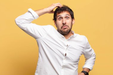 Genç, yakışıklı Hintli adam korkmuş ve kafası karışmış.