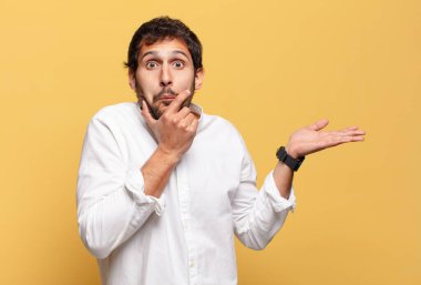 Genç, yakışıklı Hintli adam korkmuş ve kafası karışmış.