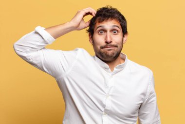 Genç, yakışıklı Hintli adam. Düşünen ya da kuşkulu ifade