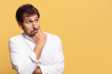 Genç, yakışıklı Hintli adam. Düşünen ya da kuşkulu ifade