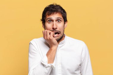 Genç, yakışıklı Hintli adam korkmuş ve kafası karışmış.