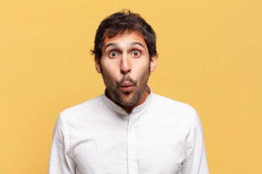 Genç, yakışıklı Hintli adam. şok veya şaşırmış ifade