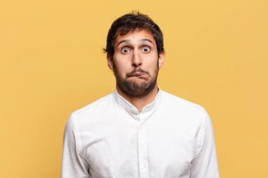 Genç, yakışıklı Hintli adam korkmuş ve kafası karışmış.