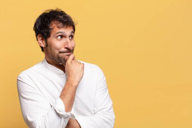 Genç, yakışıklı Hintli adam. Düşünen ya da kuşkulu ifade