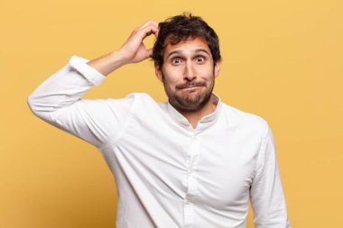 Genç, yakışıklı Hintli adam korkmuş ve kafası karışmış.