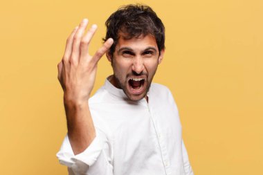 Genç, yakışıklı Hintli adam.