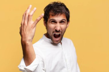 Genç, yakışıklı Hintli adam.