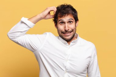 Genç, yakışıklı Hintli adam. Düşünen ya da kuşkulu ifade