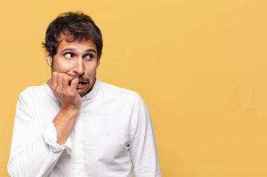 Genç, yakışıklı Hintli adam korkmuş ve kafası karışmış.