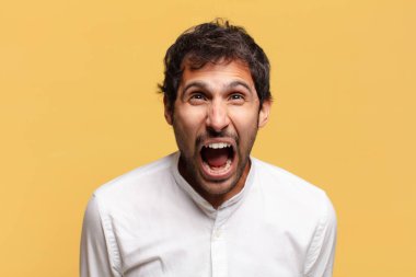 Genç, yakışıklı Hintli adam.