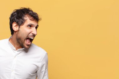 Genç, yakışıklı Hintli adam.