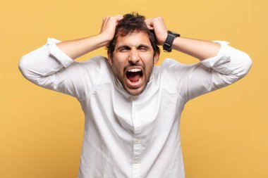 Genç, yakışıklı Hintli adam.