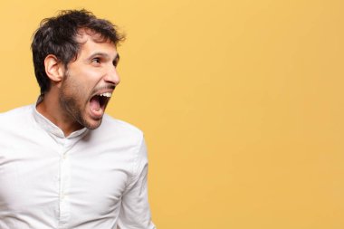 Genç, yakışıklı Hintli adam.