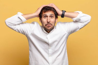 Genç, yakışıklı Hintli adam korkmuş ve kafası karışmış.