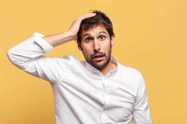 Genç, yakışıklı Hintli adam korkmuş ve kafası karışmış.