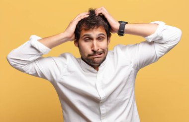 Genç, yakışıklı Hintli adam korkmuş ve kafası karışmış.