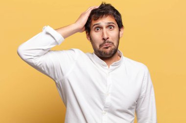 Genç, yakışıklı Hintli adam korkmuş ve kafası karışmış.