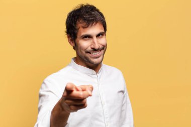 Genç, yakışıklı Hintli adam. işaret işareti