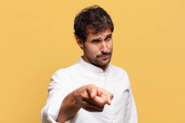 Genç, yakışıklı Hintli adam. işaret işareti