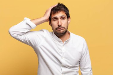 Genç, yakışıklı Hintli adam korkmuş ve kafası karışmış.