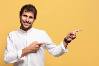 Genç, yakışıklı Hintli adam. işaret işareti