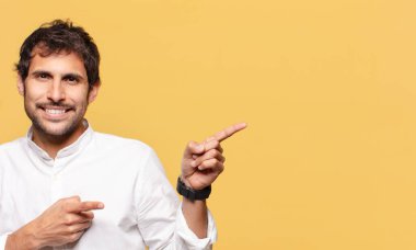 Genç, yakışıklı Hintli adam. işaret işareti