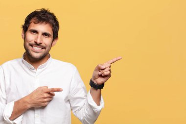 Genç, yakışıklı Hintli adam. işaret işareti