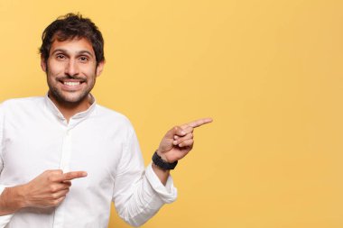Genç, yakışıklı Hintli adam. işaret işareti