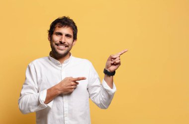 Genç, yakışıklı Hintli adam. işaret işareti