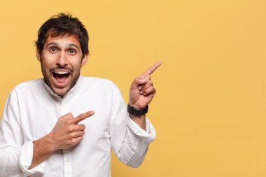 Genç, yakışıklı Hintli adam. şok veya şaşırmış ifade