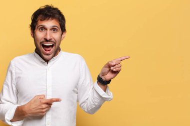 Genç, yakışıklı Hintli adam. şok veya şaşırmış ifade