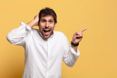 Genç, yakışıklı Hintli adam. şok veya şaşırmış ifade