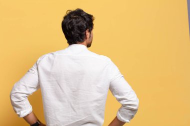 Genç, yakışıklı Hintli adam. Düşünen ya da kuşkulu ifade