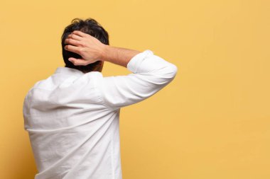 Genç, yakışıklı Hintli adam. Düşünen ya da kuşkulu ifade