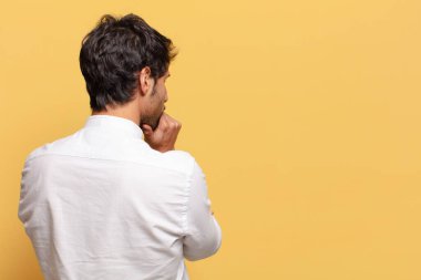 Genç, yakışıklı Hintli adam. Düşünen ya da kuşkulu ifade