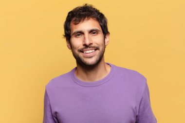 Genç, yakışıklı Hintli adam. Mutlu ve şaşırmış ifade