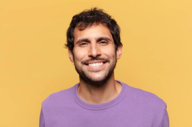 Genç, yakışıklı Hintli adam. Mutlu ve şaşırmış ifade