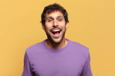 Genç, yakışıklı Hintli adam. şok veya şaşırmış ifade